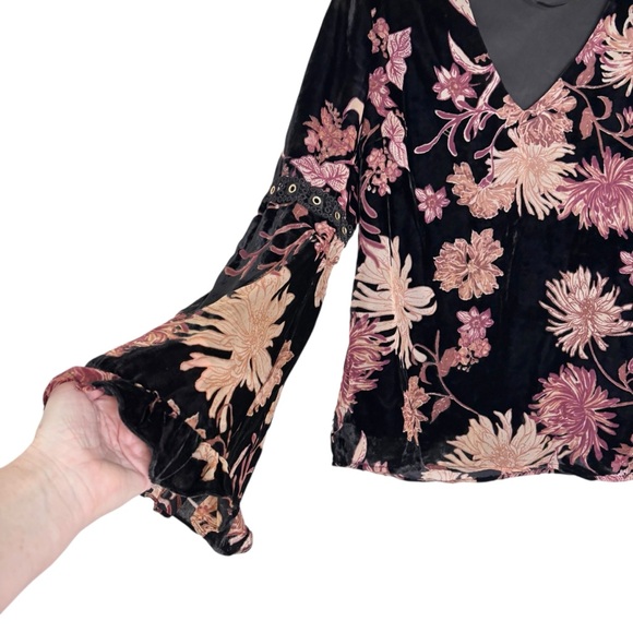 Miss Me Small Black Floral Velvet Bell‎ Sleeve Blouse • Boho Festival Party - Picture 3 of 8